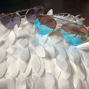 Lot 2 fashion mirrored sunglasses.